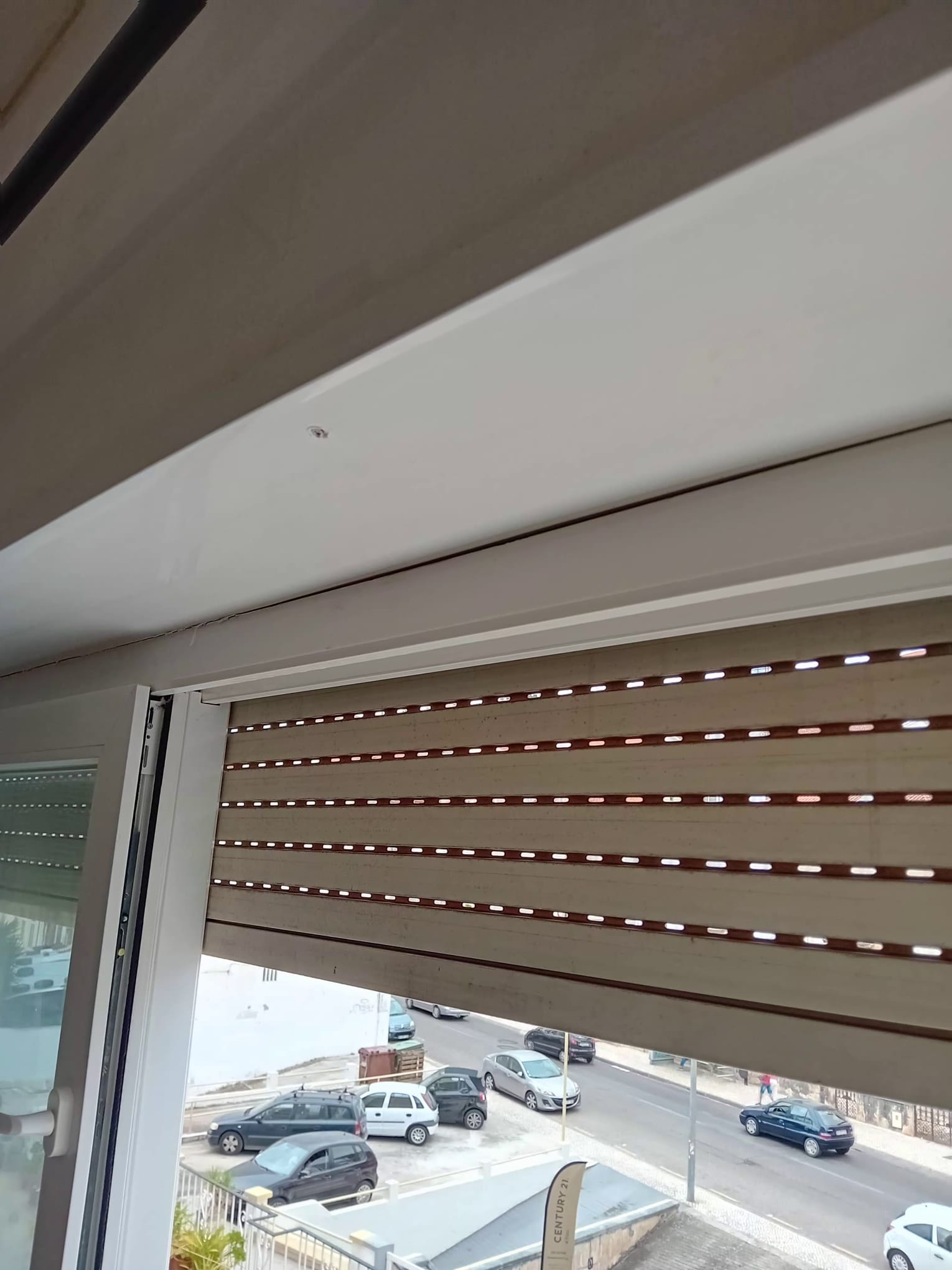 Estore interior bege instalado em apartamento
