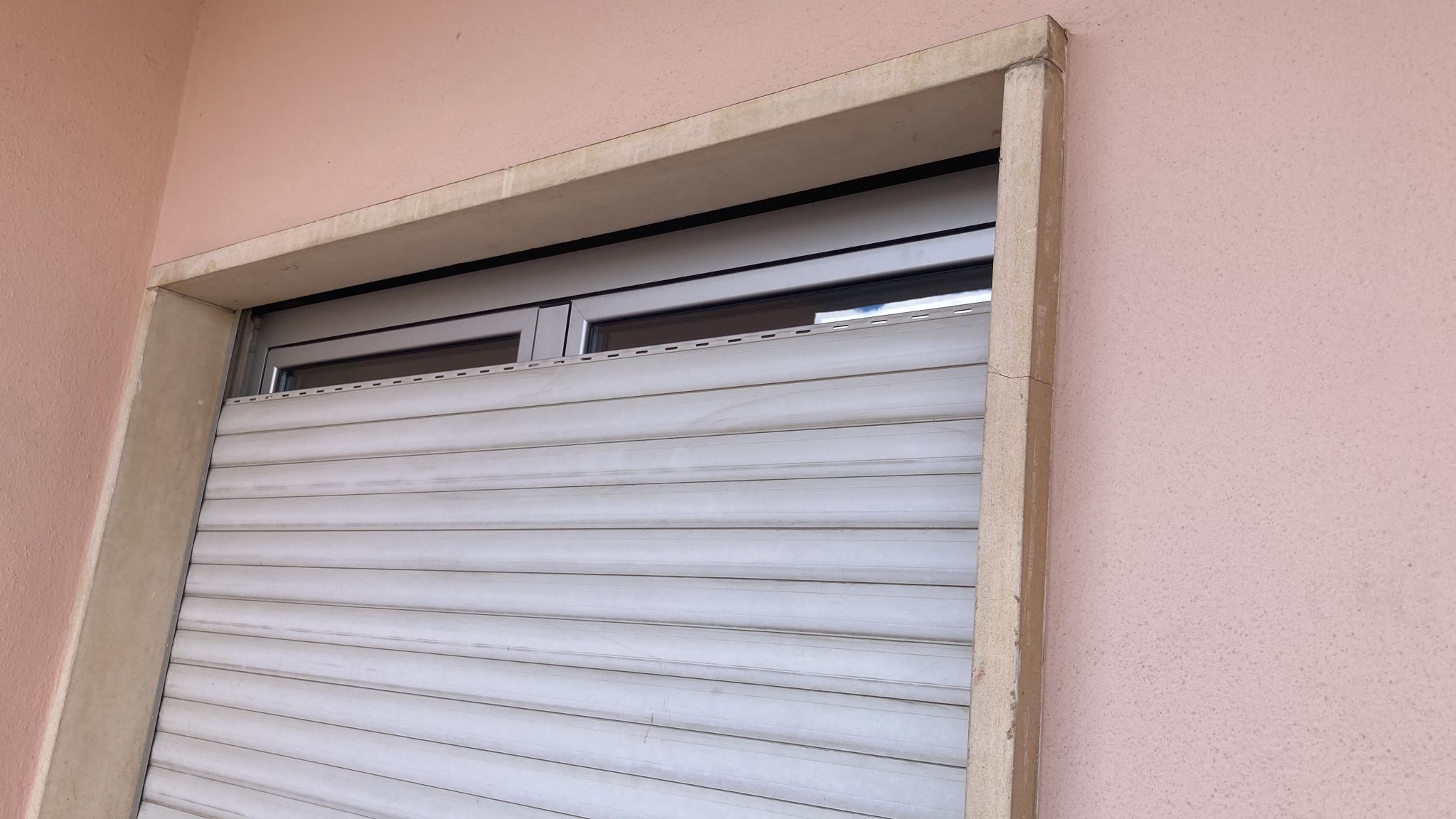 Estore exterior branco em moradia